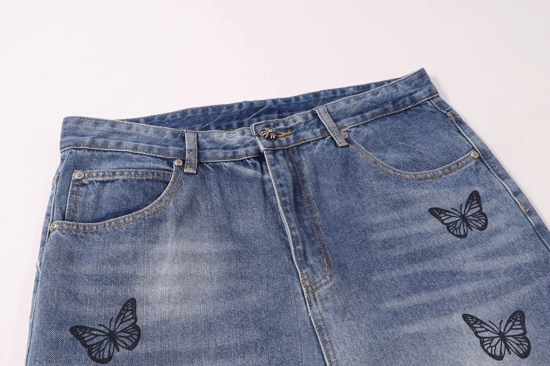 P240 Style No.: H96 Croxin & 𝐂𝐡𝐫𝐨𝐦𝐞 𝐇𝐞𝐚𝐫𝐭 Pingtai SS25 blue butterfly print jeans. Styles with different wash textures are very friendly to people with thin legs. The slightly flared version perfectly modifies the leg shape. The timeless and moderate length makes it easy to match and match. It is the basis for various styles and is a must-have in your wardrobe! The fabric is stiff but also makes the upper body soft without losing texture. The washing process is even more perfect. It is a must-have item for everyone! ! ! Washed wheat, hang tag, pants label, three labels complete Color: blue Size: 28-30-32-34